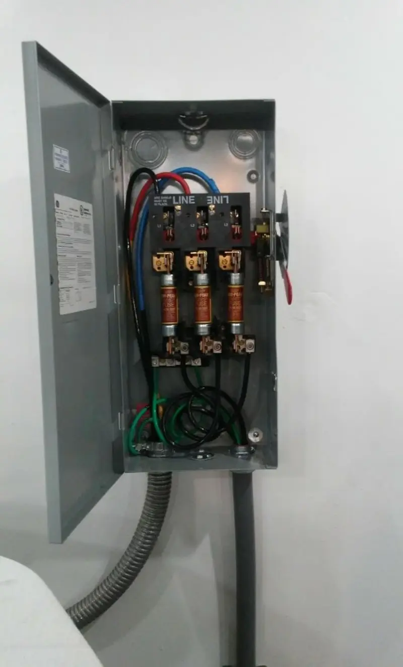 Three-phase disconnect switch installed for Smoke Detector Installation in Gladstone